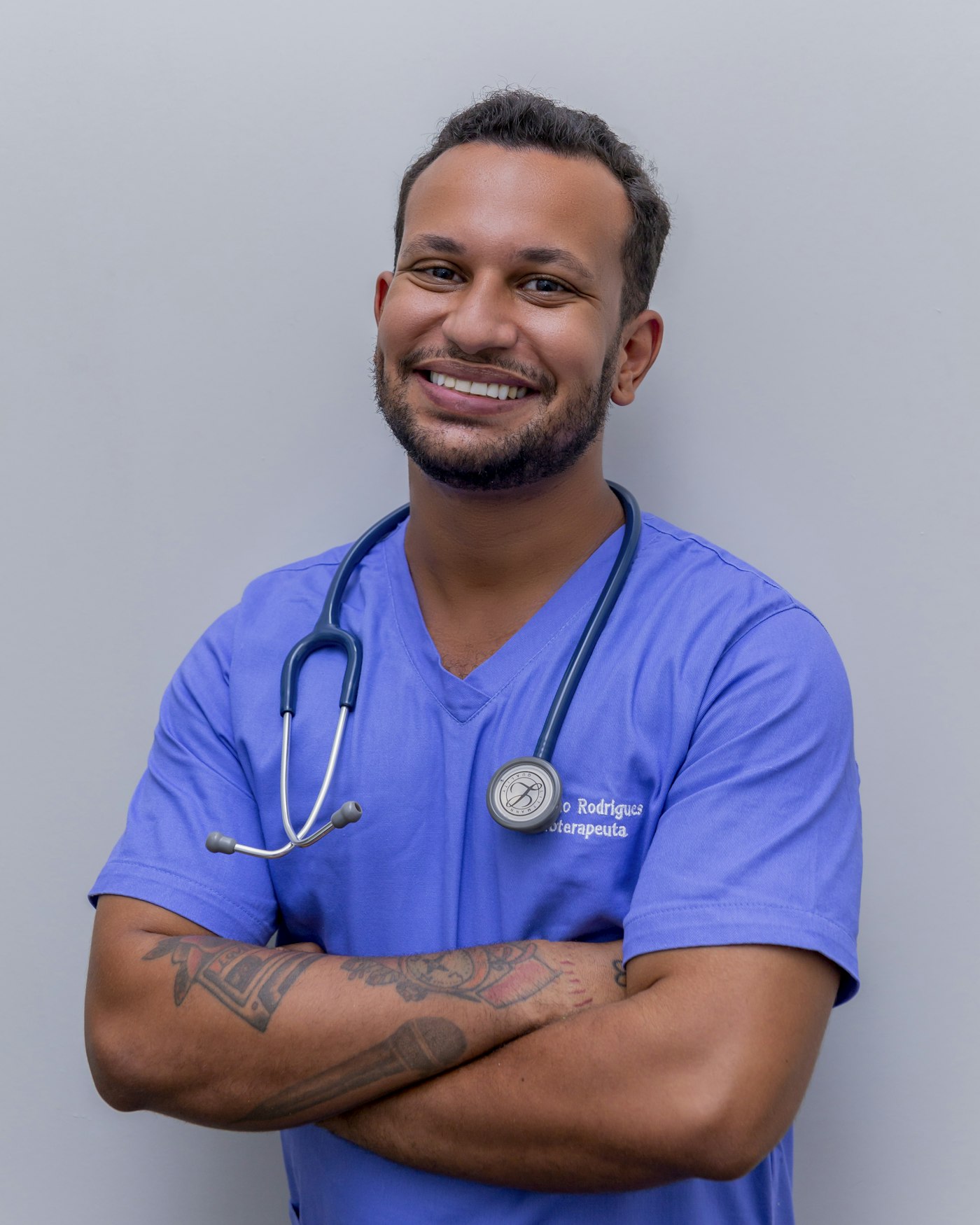 Médico em atendimento clínico